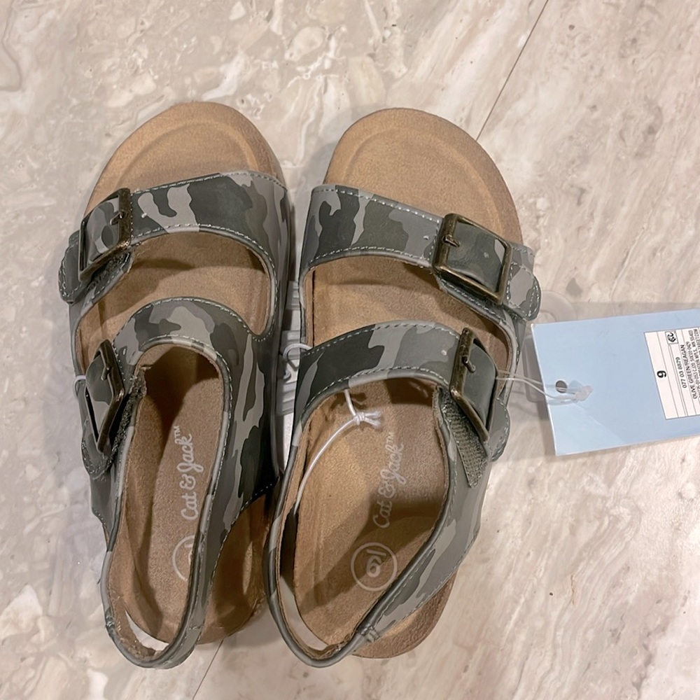 New with tag size 9 kids buckle sandals Cat & Jack green camo